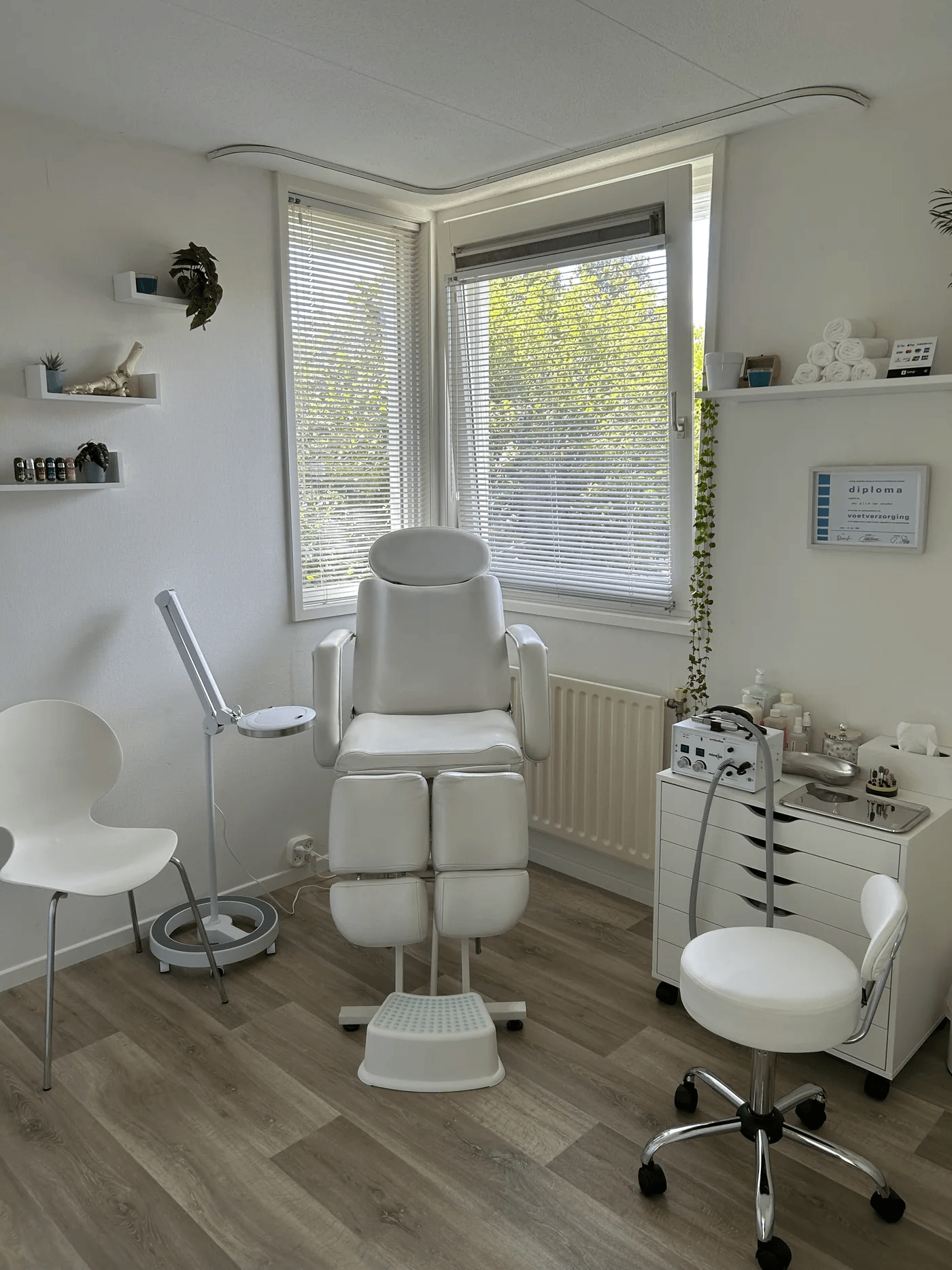 The bright Pedicure Flow Ine treatment room in Zoetermeer